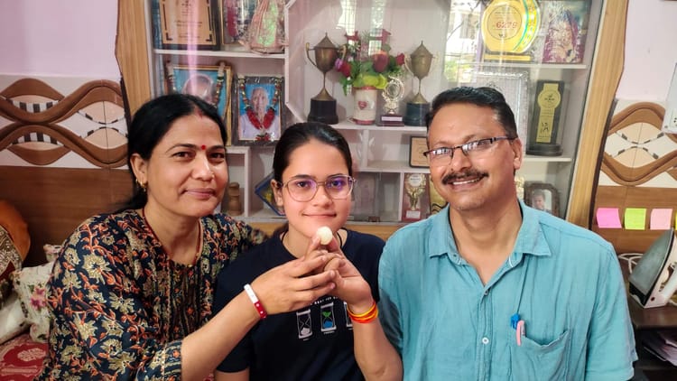 Uttarakhand : बोर्ड टॉपर अनुष्का ने जेईई मेंस में भी मारी बाजी, शिक्षा मंत्री का फोन आया तो खुशी से झूम उठी