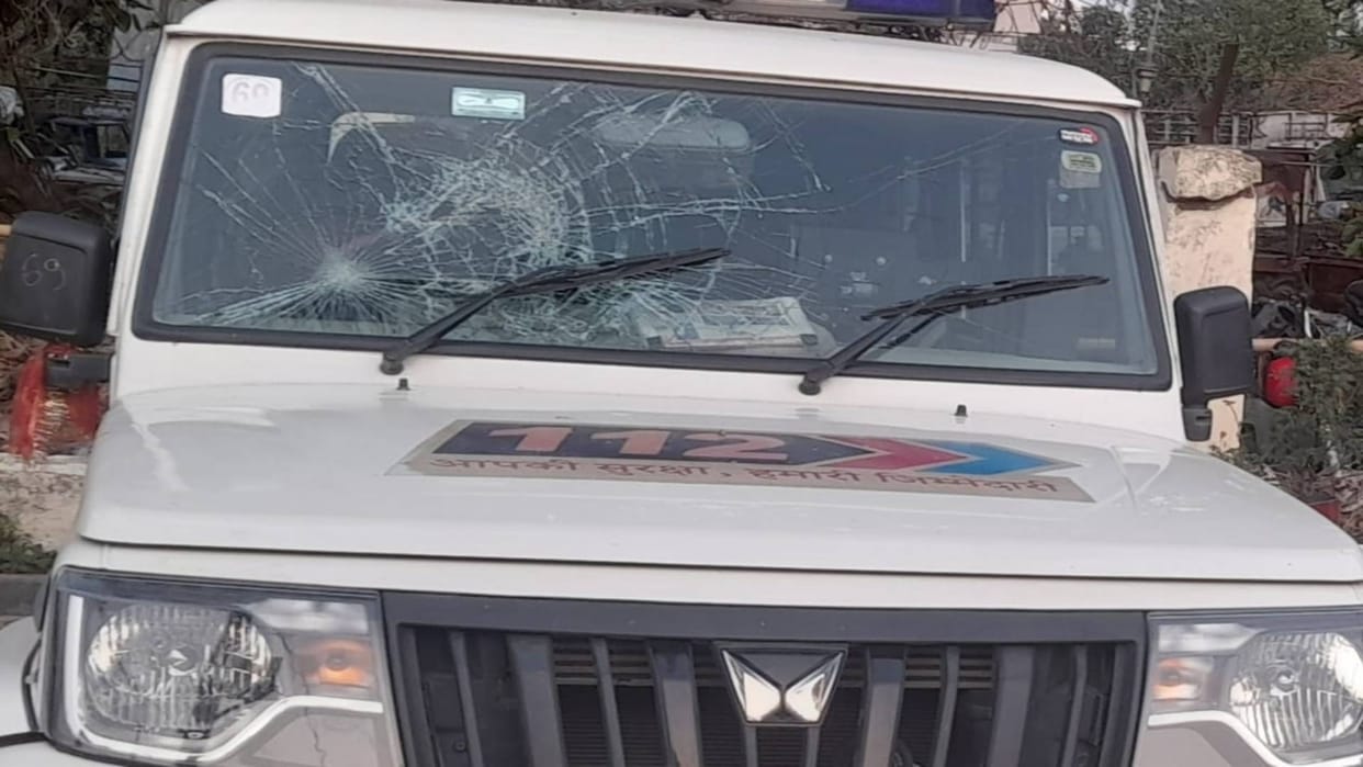 Bihar News Dial 112 police vehicle pelted with stones in Gaya six accused arrested