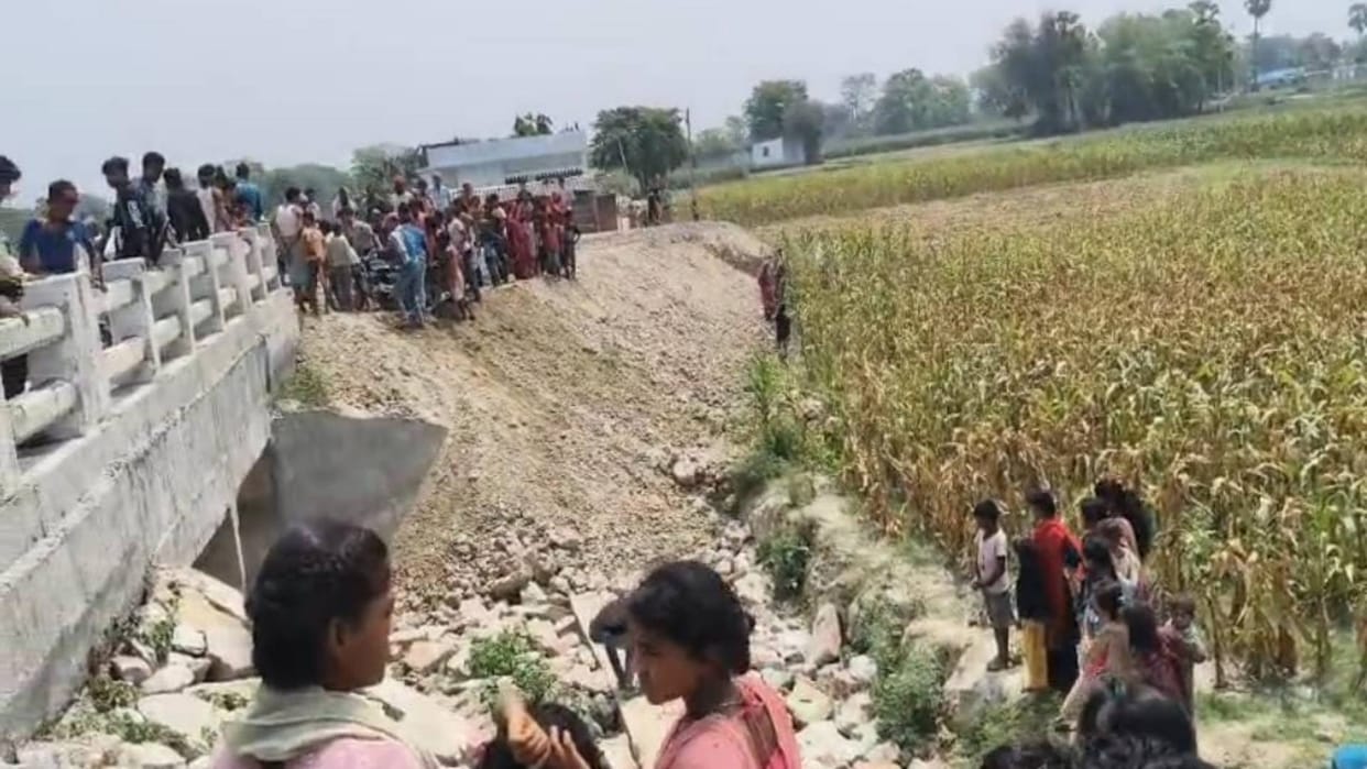 Bihar Muzaffarpur young man going market fell off bridge along with his bike died after boulder hit his head