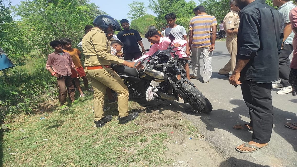 Father and son died crashed by bus in lakhimpur kheri