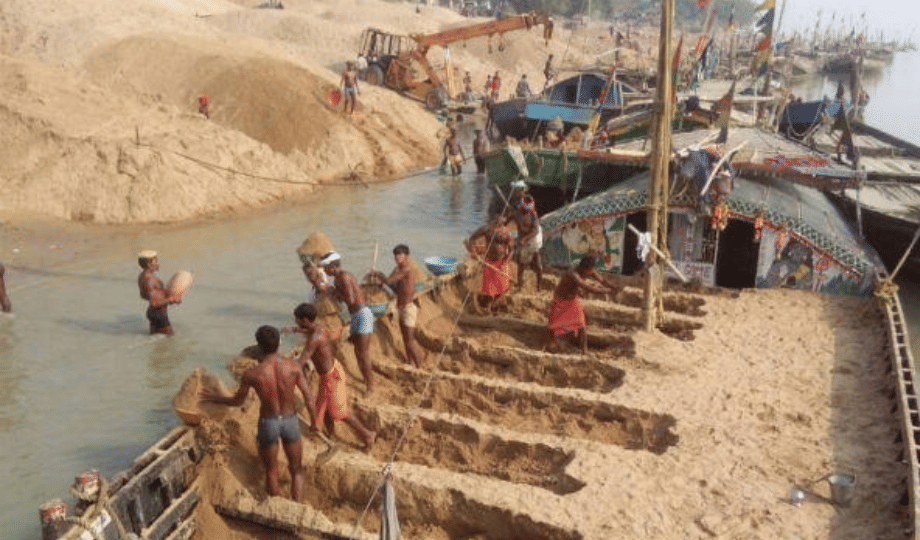 Kaushami: Rifle firing on a boat laden with sand, Manjhi jumped into the river and fled
