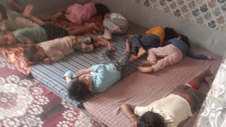The kids are sleeping in the afternoon, come to pick them up after 5pm.