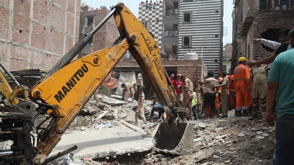 Delhi Building Collapse Chandni Last Word Before Death Jaust Save Kids Know Details in Hindi
