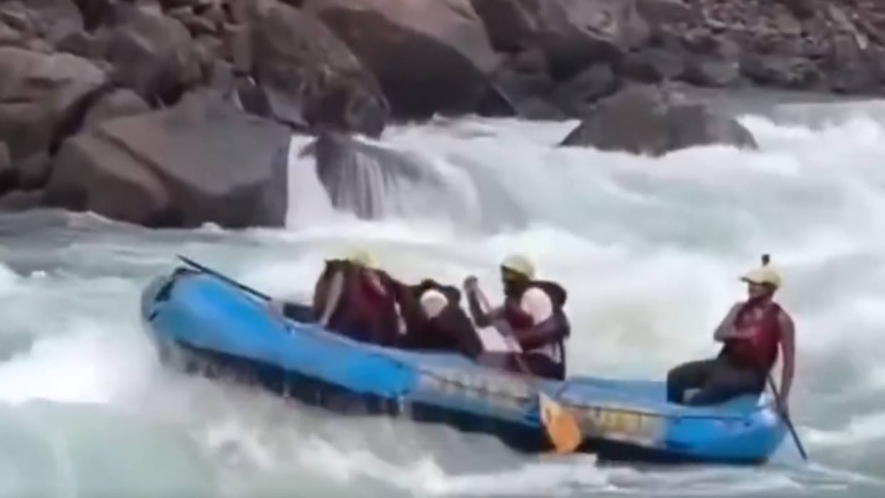 A major accident happened while rafting a young man was swept away in the Ganges river Video goes viral
