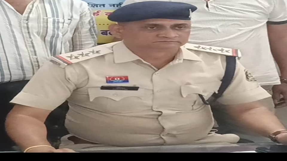 हटाए गए थाना प्रभारी प्रवेश तिवारी और उप निरीक्षक