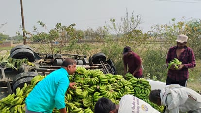 Road Accident in varanasi truck overturned looting of diesel and bananas police arrived