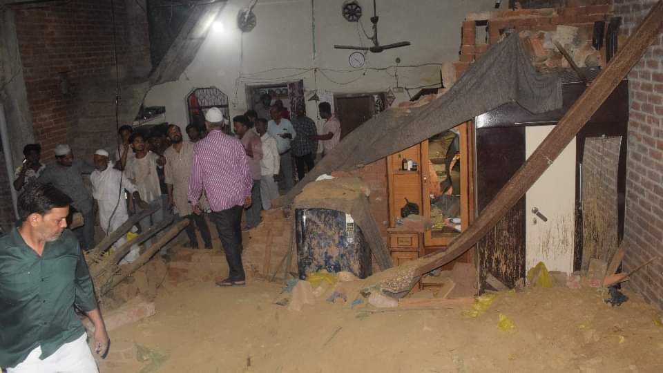 House collapsed after a neighbour wall fell on roof Eight buried, mother and daughter died In Meerut