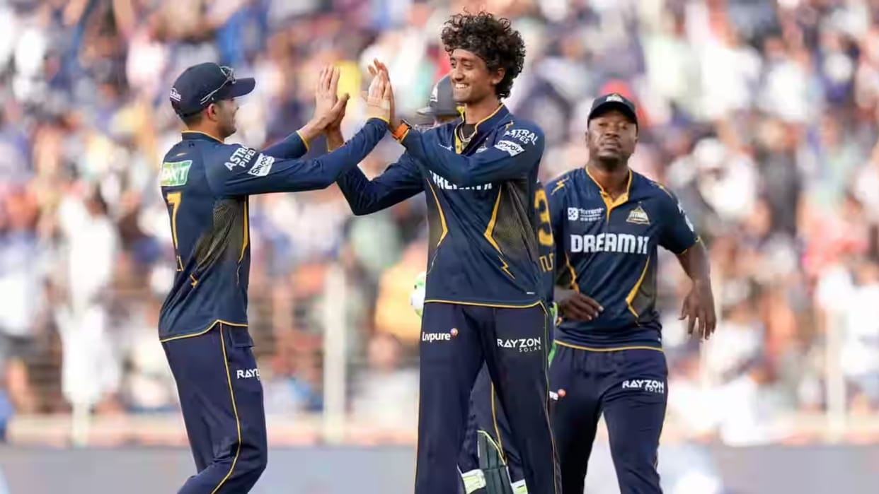 A spinner introduced for the first time in the 20th over in IPL in 1st inns Delhi Capitals vs Gujrat Titans