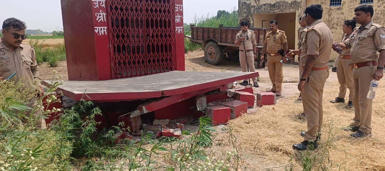 Auraiya accident Four buried under the roof of the temple three siblings died father seriously injured