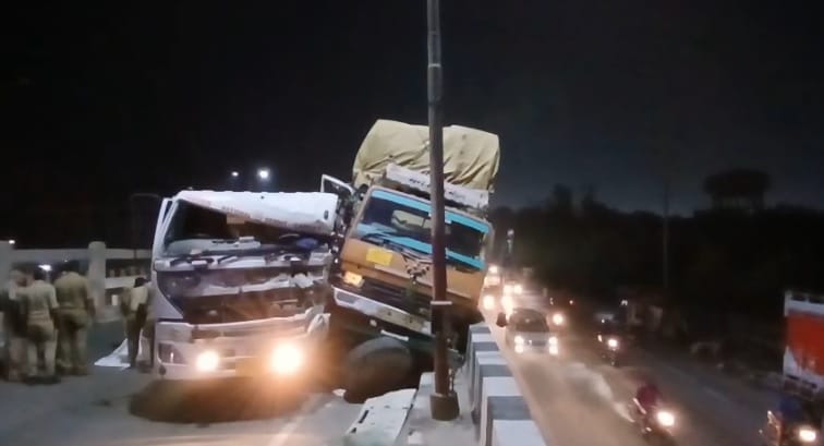 Kanpur Accident A trailer crushed a bike rider on Panki flyover then collided with a DCM long jam occurred