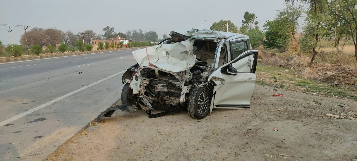Fatehpur Road Accident Car collided with dumper parked on roadside four died and two including woman injured