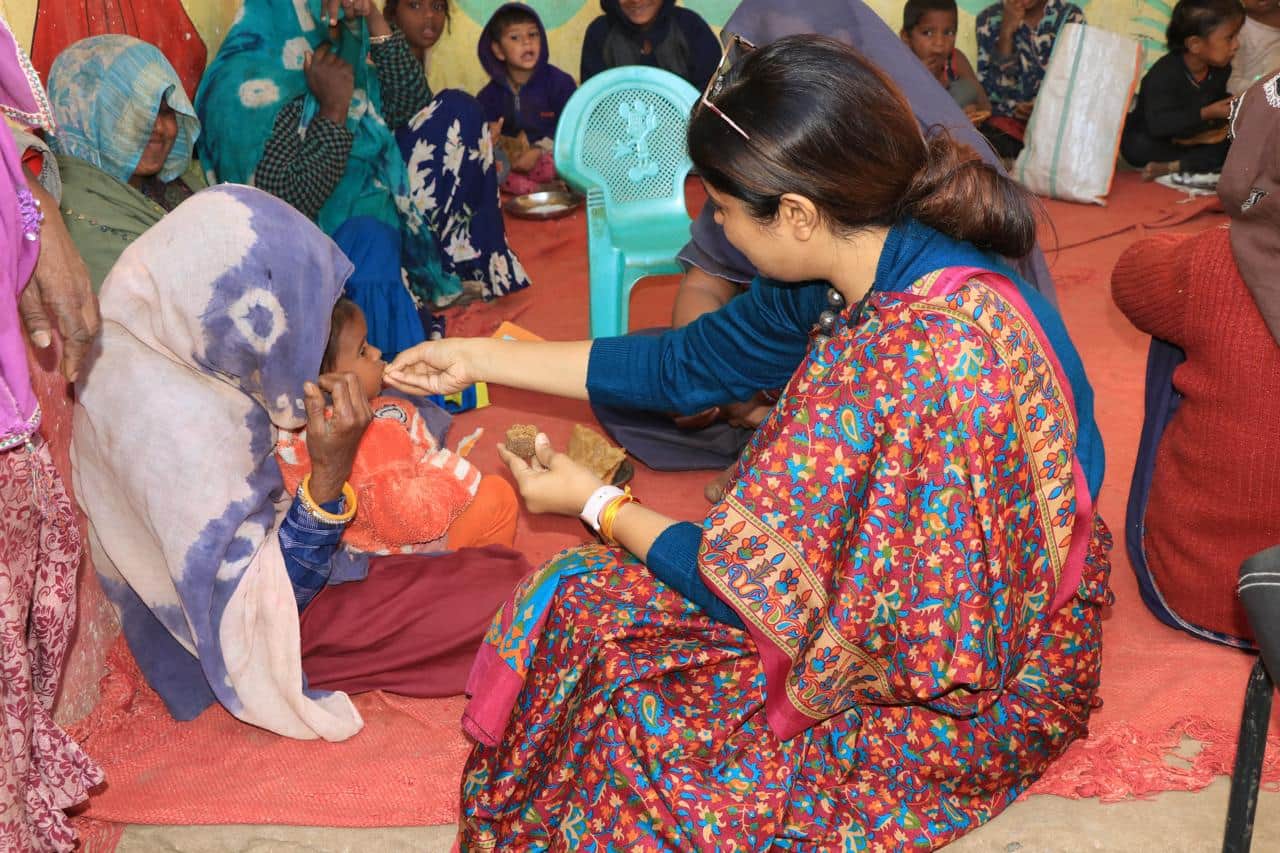 कुपोषित बच्चों के साथ कलेक्टर नेहा मीणा।