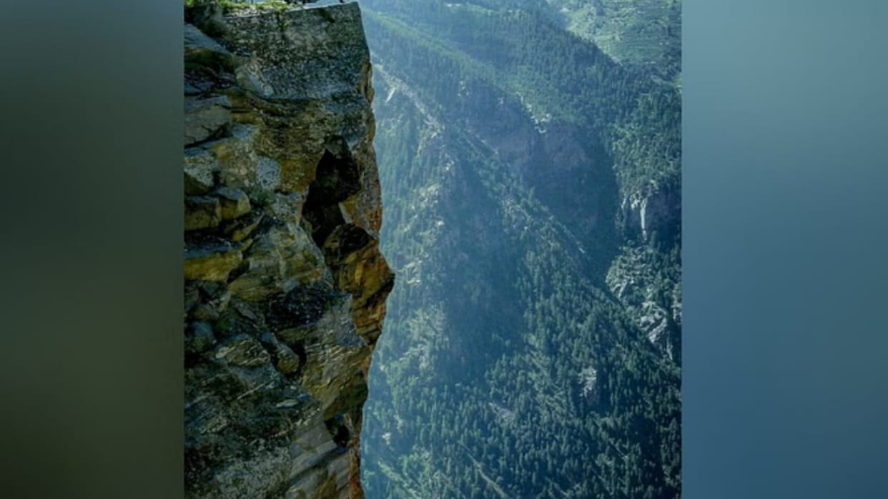 The dead body of a tourist who had come to Kinnaur from Delhi for a visit was found in a ditch below the suici