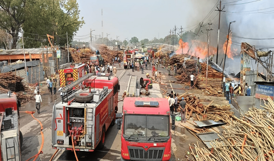 massive fire broke out in Lallu ji Tent's warehouse in Maha Kumbh area, 20 employees were rescued