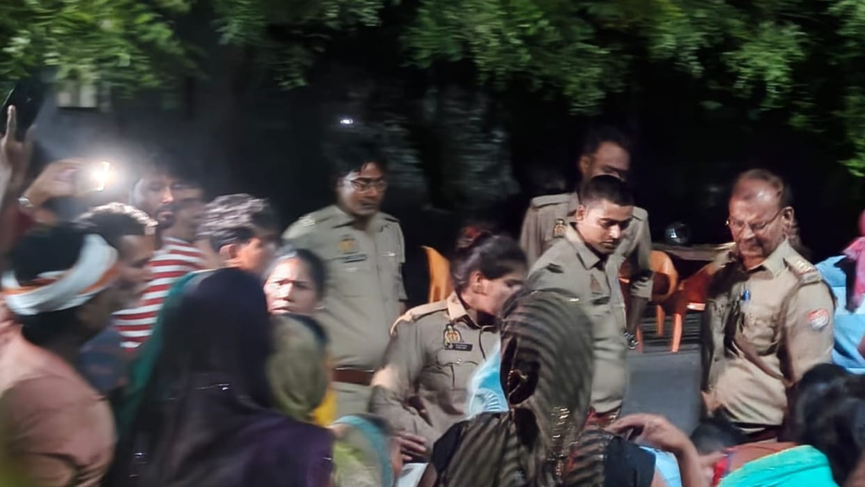 Dead body of woman found hanging from noose in ghazipur