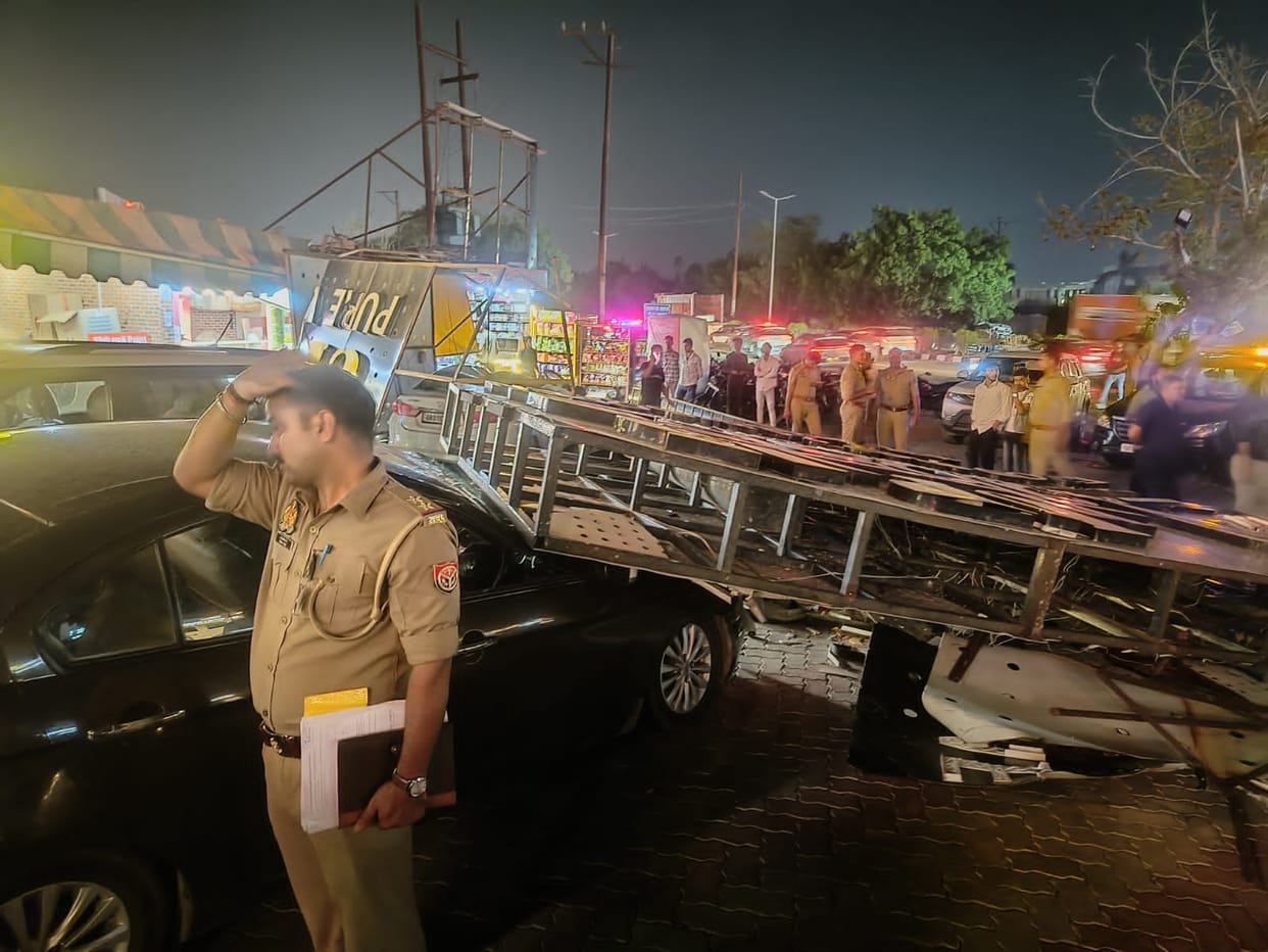 Meerut Weather: Heavy rain with thunder, storm affected normal life, unipoles fell at many places