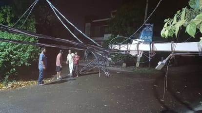 Meerut Weather: Heavy rain with thunder, storm affected normal life, unipoles fell at many places