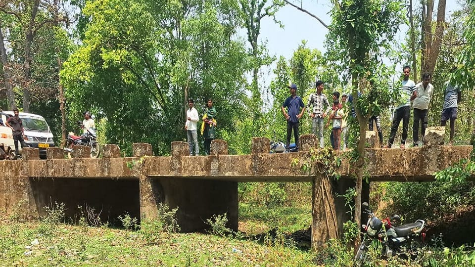 Bike lost control and fell into the drain under the bridge Rajendra Bhuiyan died on the spot in Balrampur Rama