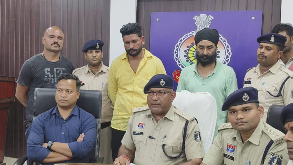 पुलिस की गिरफ्त में आरोपी