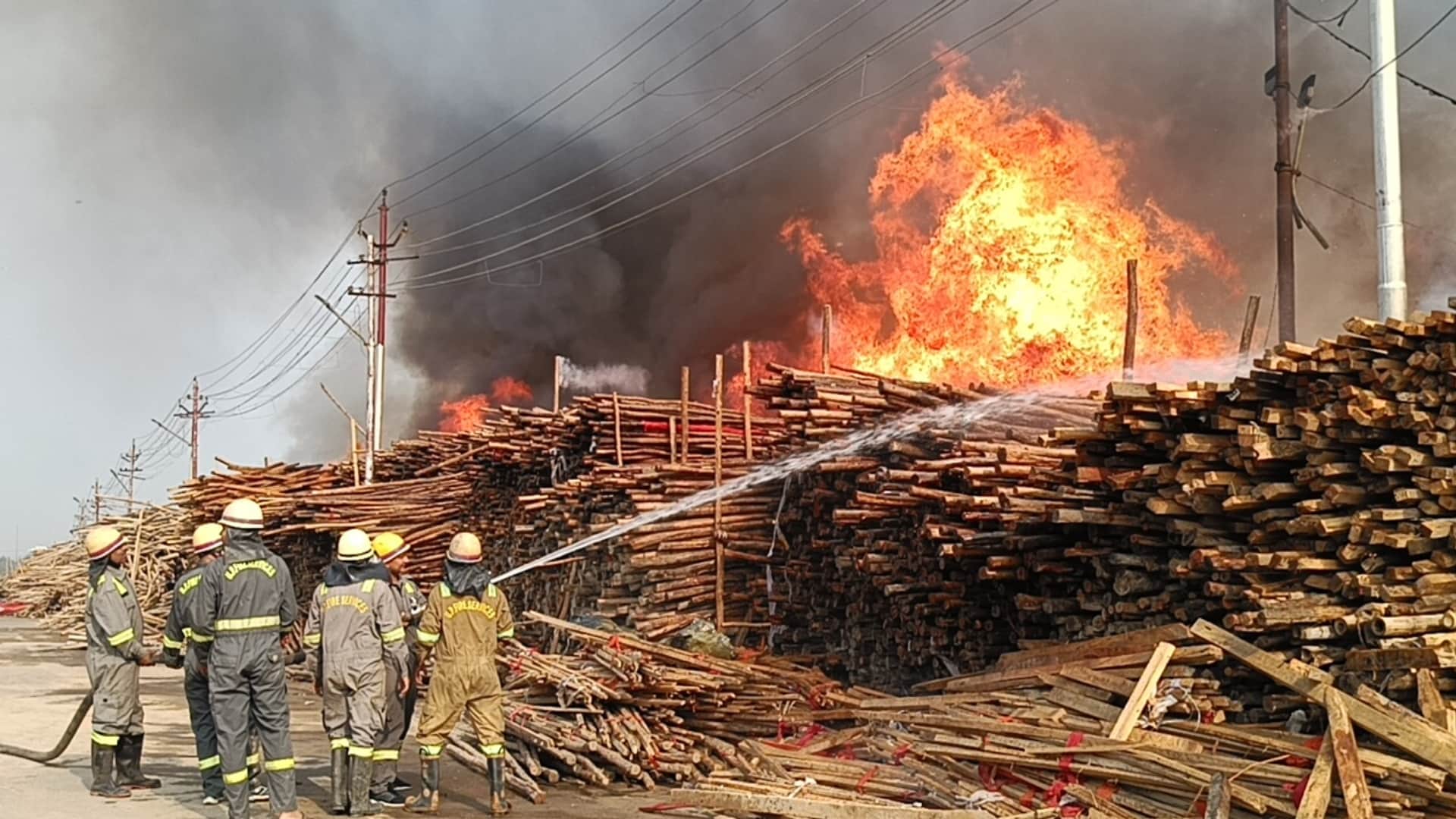 massive fire broke out in Lallu ji Tent's warehouse in Maha Kumbh area, 20 employees were rescued