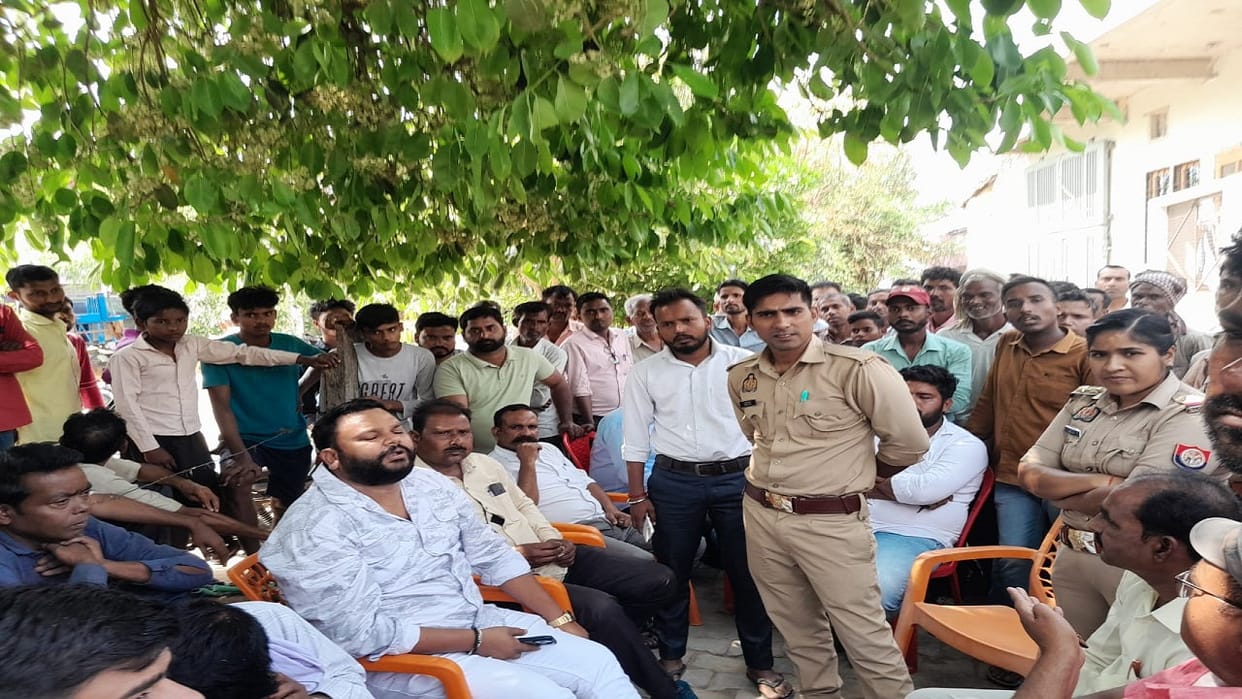 dead body of Pradhan father was brought home after postmortem in shahjahanpur