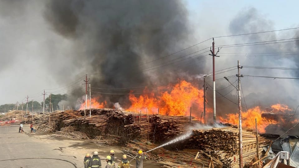 Prayagraj Fire News: Huge Fire Broke Out in a Tent House Warehouse Watch Video