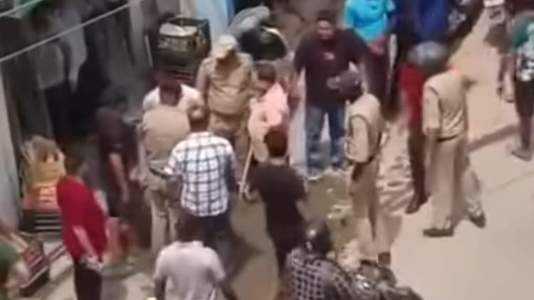 Rishikesh News: पर्यटकों व होटल कर्मी के बीच हुई कहासुनी, फिर चले लाठी-डंडे, सोशल मीडिया पर वीडियो वायरल