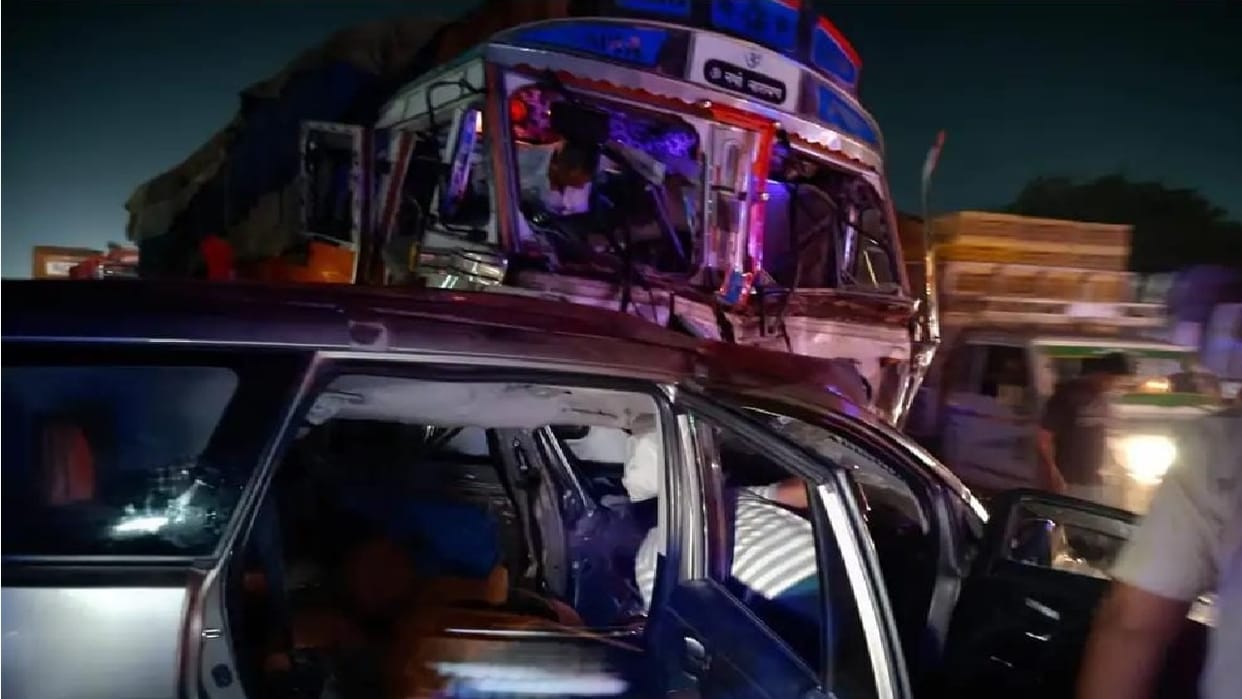 Accident on GT Road in Karnal, four vehicles collided, one dead and six injured, truck broke divider