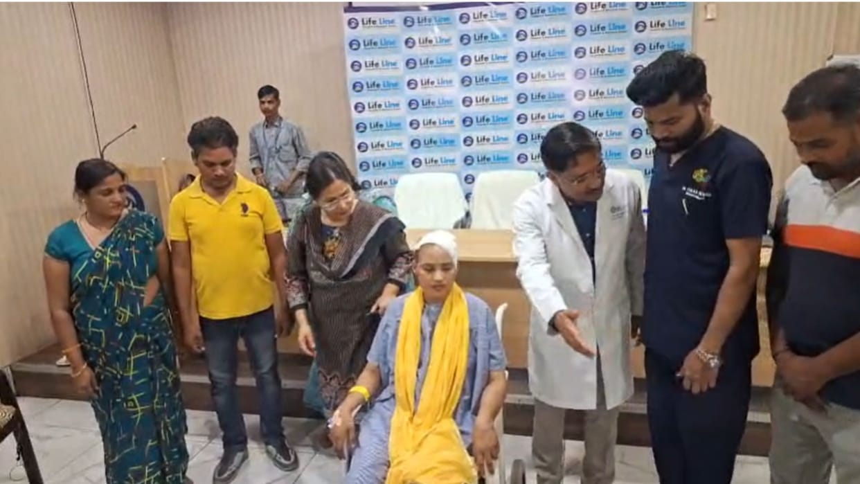 The patient kept reciting Hanuman Chalisa the doctors kept performing the operation
