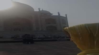 ताजमहल पर रील बनाती महिला