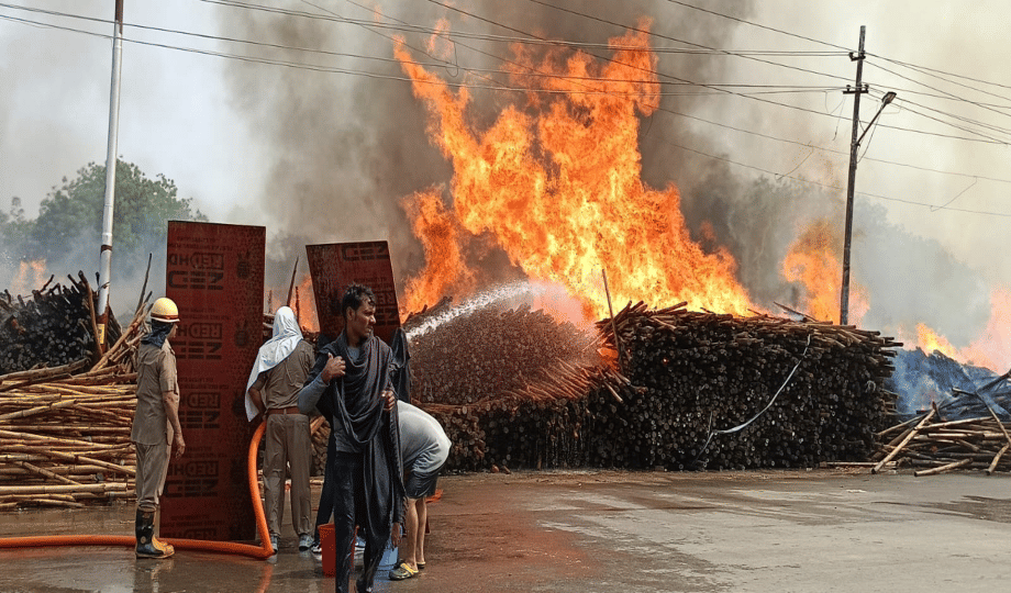 massive fire broke out in Lallu ji Tent's warehouse in Maha Kumbh area, 20 employees were rescued