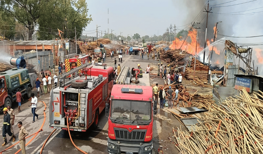 massive fire broke out in Lallu ji Tent's warehouse in Maha Kumbh area, 20 employees were rescued