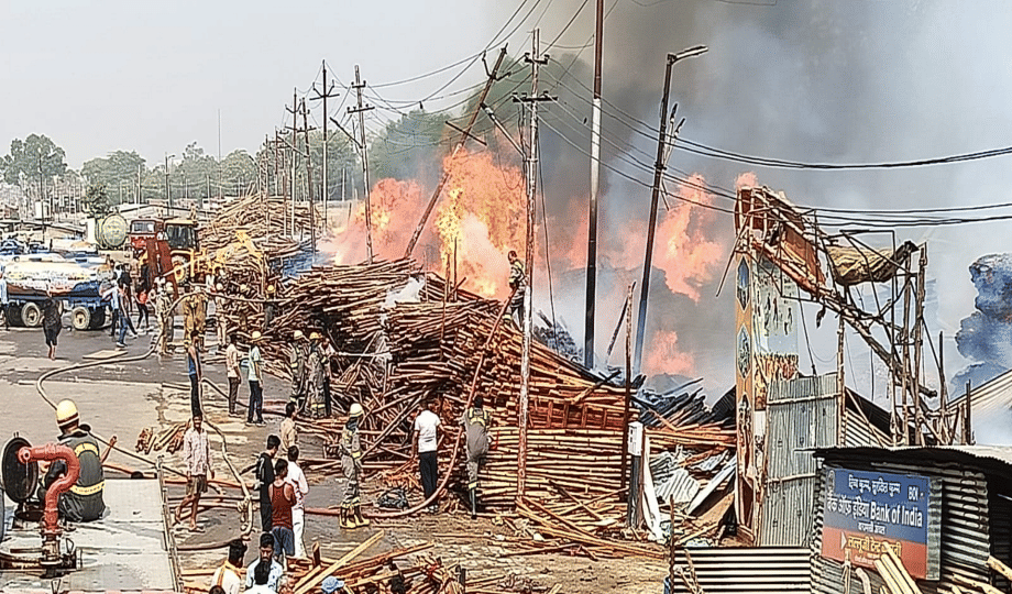 massive fire broke out in Lallu ji Tent's warehouse in Maha Kumbh area, 20 employees were rescued