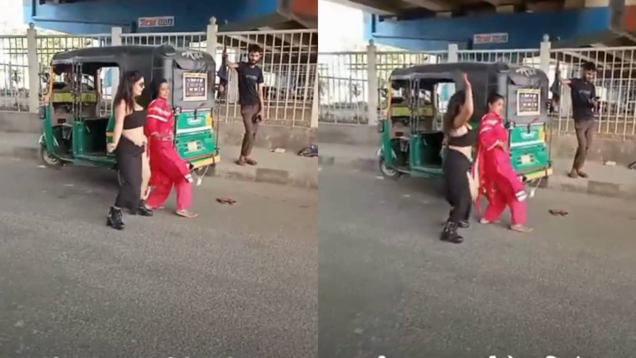 Two girls stopped the traffic and danced in the middle of the road Video goes viral on Internet in Hindi
