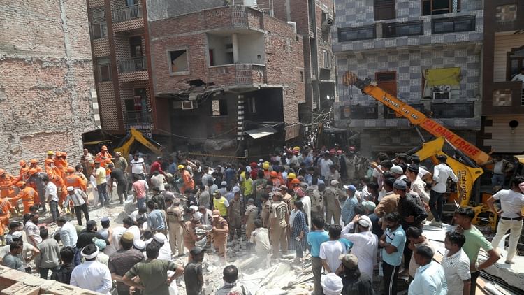 दिल्ली में 11 लोगों की मौत में चूहों का 'हाथ': एक साथ उठे जनाजे, चार मंजिल इमारत गिरने के मामले में अहम खुलासा