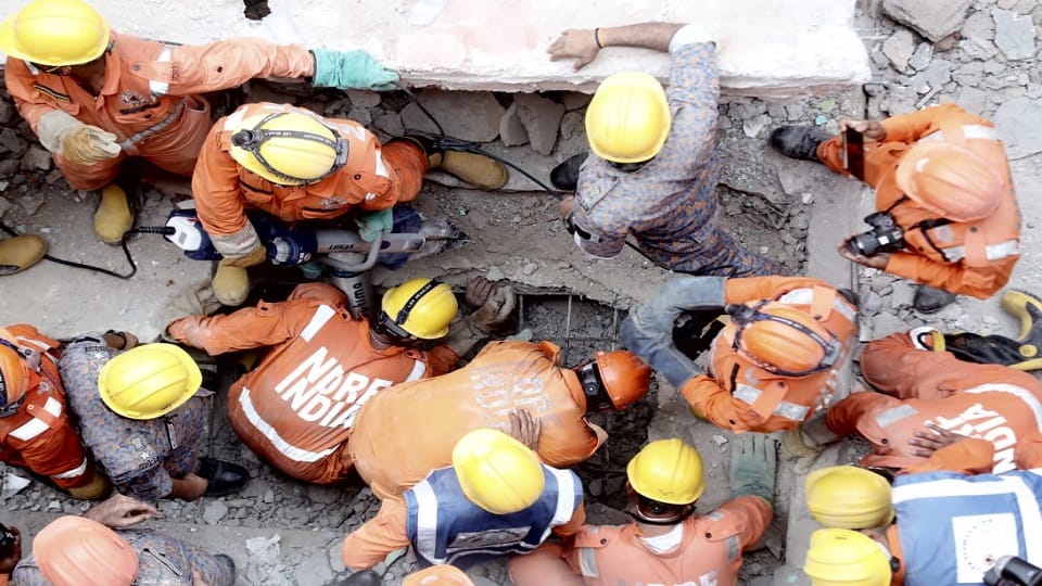 Delhi Building Collapse : The debris of the collapsed building will be cleared today