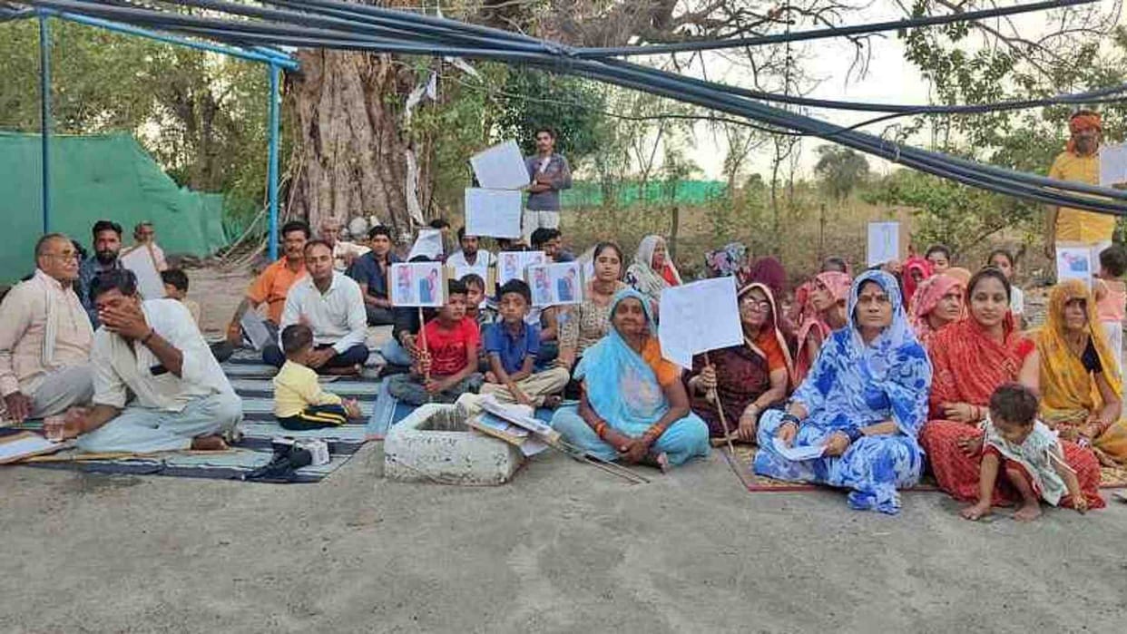 Sagar News: Villagers of Niwari Kalan, troubled by the bullying of goons, sit on protest