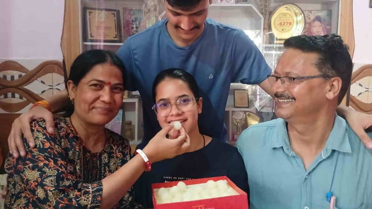 Uttarakhand Board  Result: परिणाम घोषित...छात्र-छात्राओं में खुशी की लहर, तस्वीरों में देखें कैसे खिले चेहरे