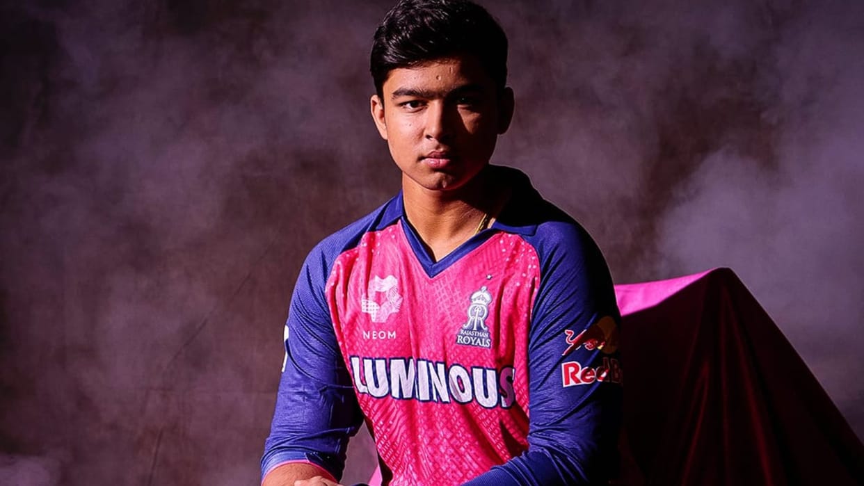 RR vs LSG 14 year old Vaibhav Suryavanshi became youngest player to debut in IPL got chance in place of Samson