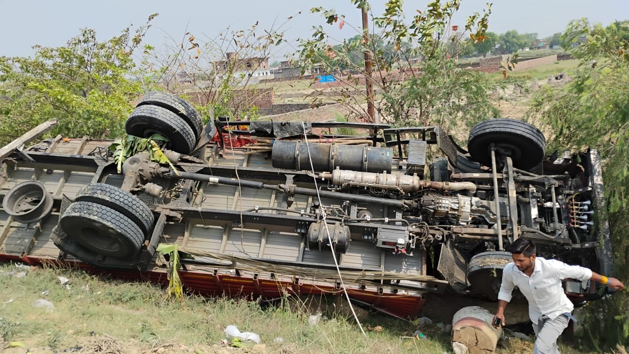 Road Accident in varanasi truck overturned looting of diesel and bananas police arrived