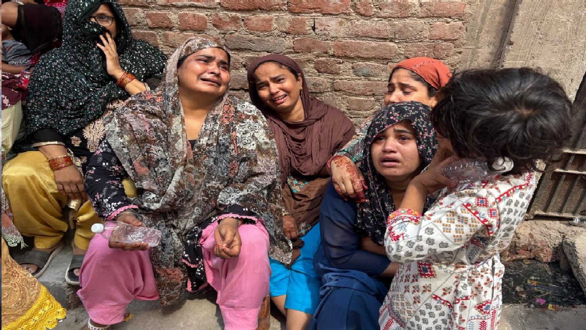 Mustafabad Building Collapsed Neha saved her parents but two brothers died