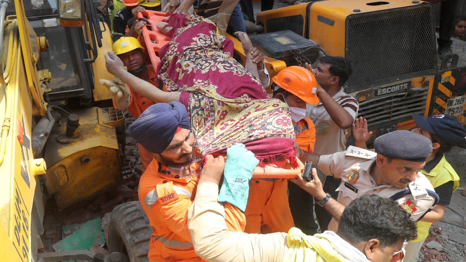 Delhi Building Collapsed Victor and Rambo duo became angels