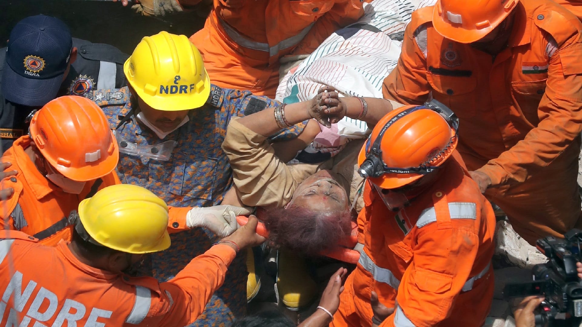 Delhi Building Collapsed Victor and Rambo duo became angels
