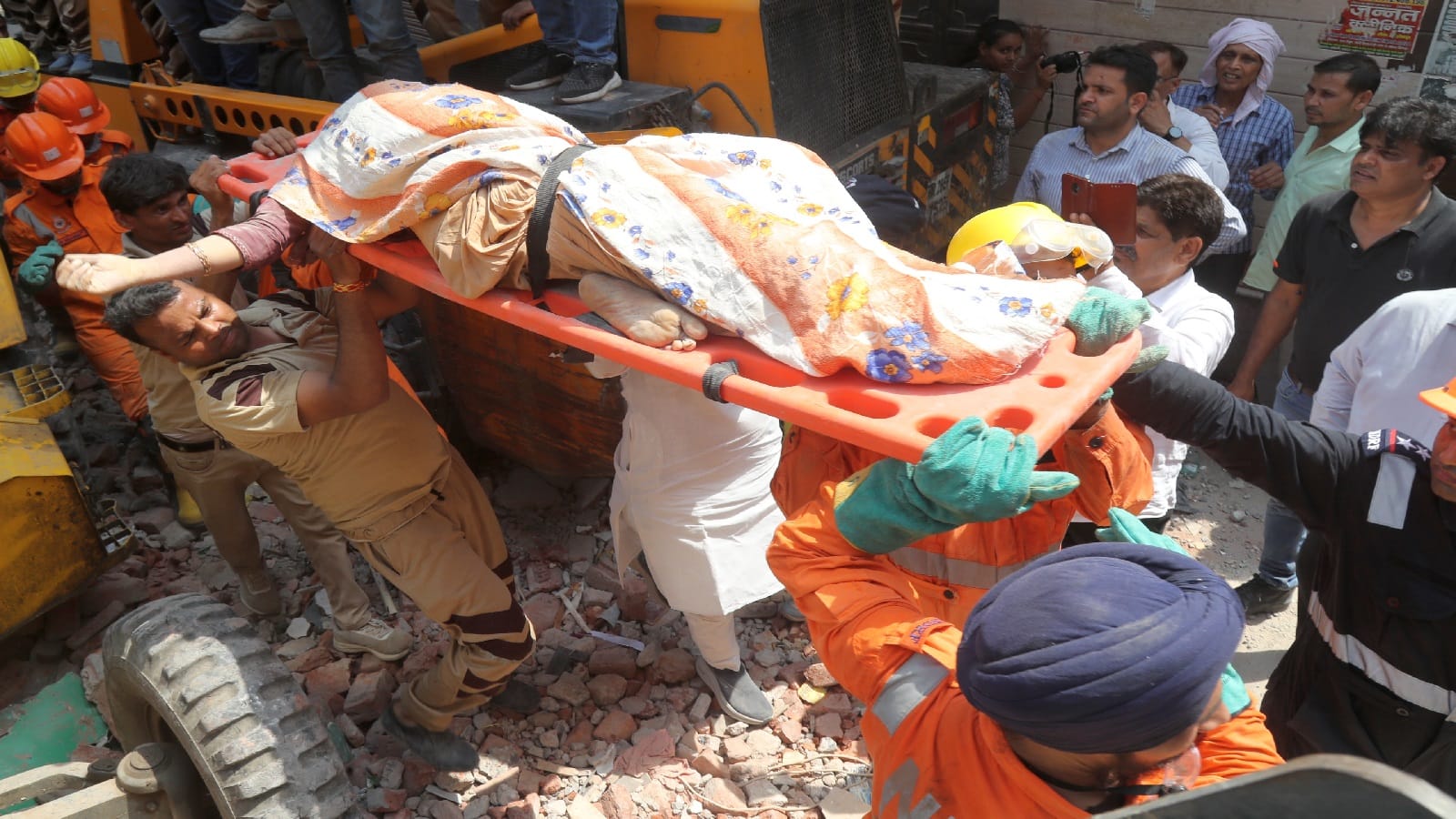 Delhi Building Collapse Chandni Last Word Before Death Jaust Save Kids Know Details in Hindi