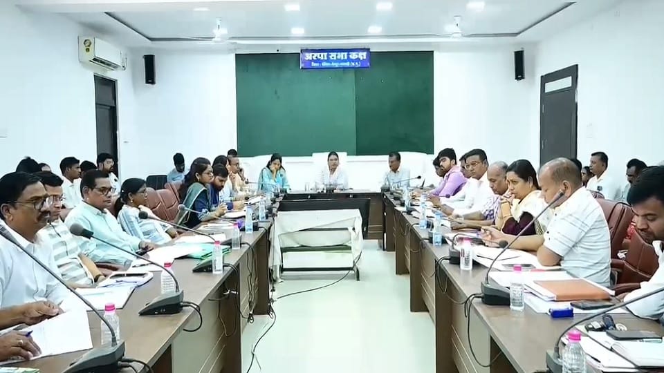DM गौरेला पेंड्रा मरवाही ने ली अधिकारियों की बैठक