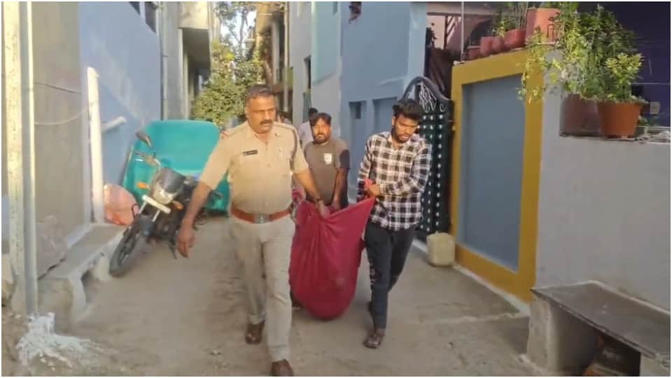 मां बेटी की कुल्हाड़ी से हमला कर की हत्या।