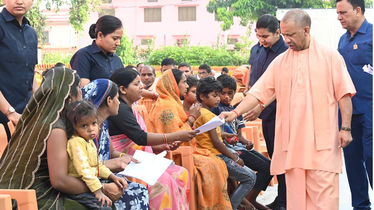 CM Yogi heard the grievances of 300 people in Gorakhpur Janta Darshan, gave instructions to the officials