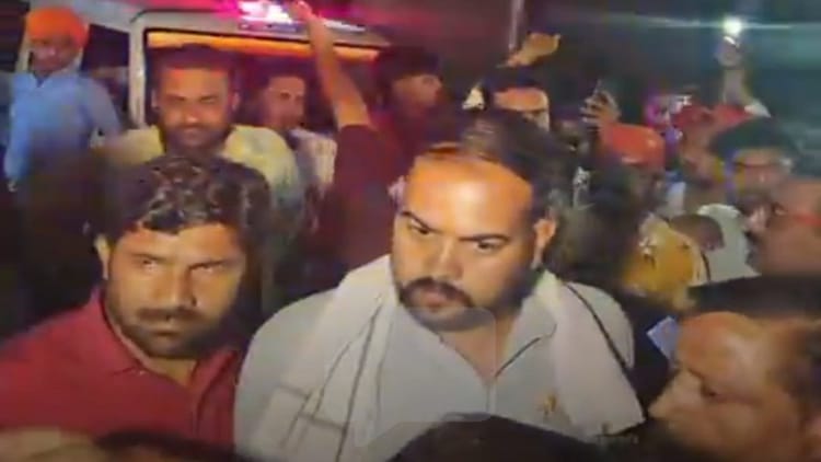 Up: Stone Pelting Outside Religious Place In Deoband, Two Servicemen Injured, Blame On Crowd Of 35-40 People – Amar Ujala Hindi News Live