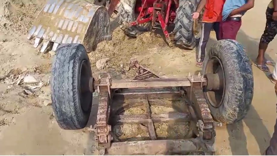 Bihar News: Tent operator and laborer died due to tractor trolley overturning in Jhrahi river