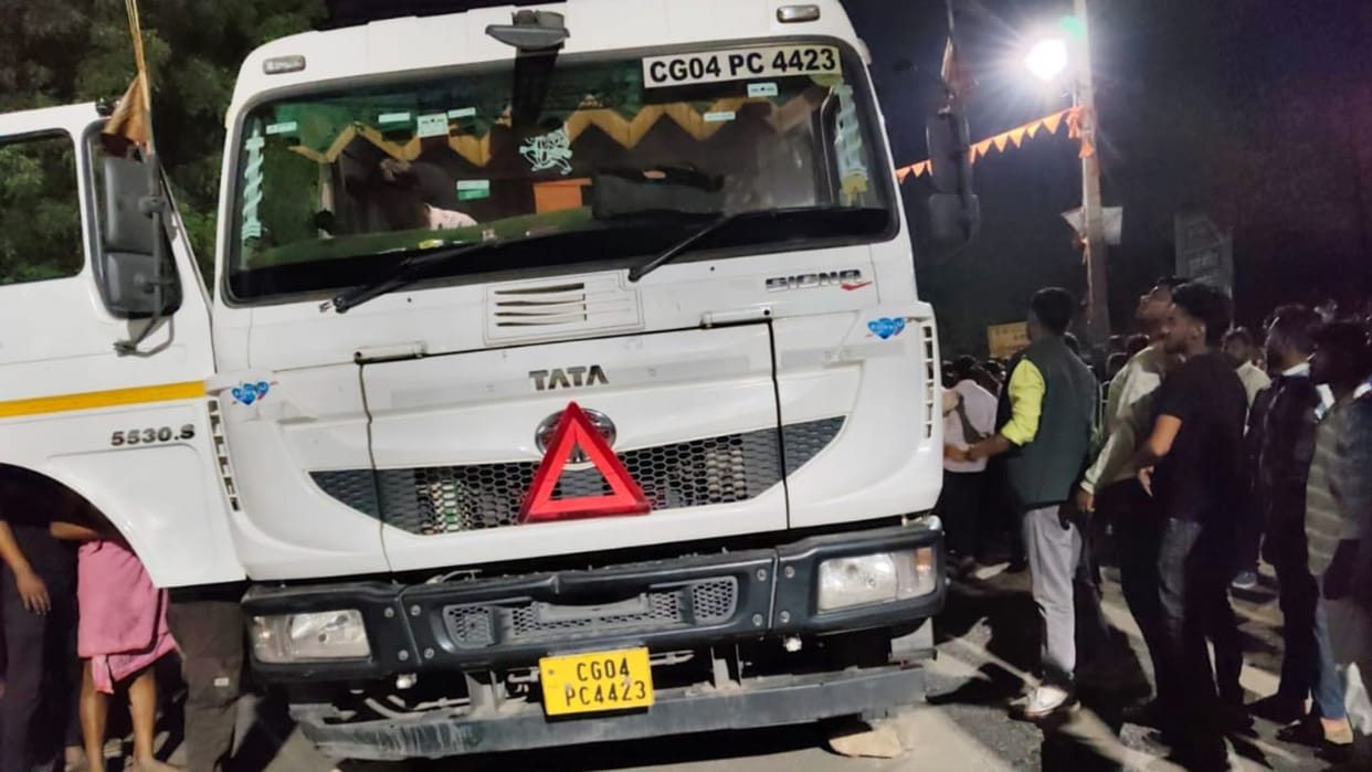 woman crushed by trailer in sonbhadra pieces of deadbody got stuck on road traffic jam on highway